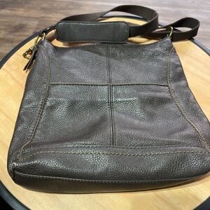 The SAK women’s cross body vintage brown leather purse